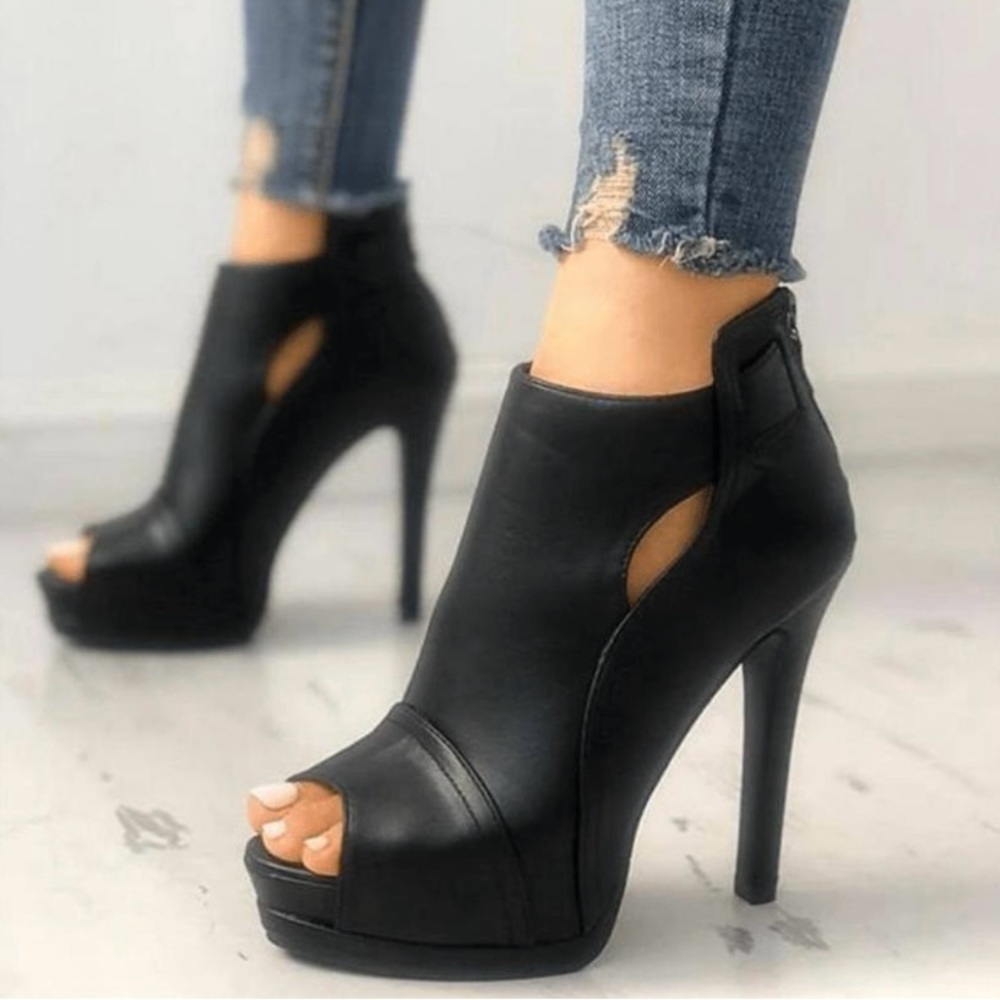 BRAND NEW! NEVER WORN! Women’s open toe ankle booties